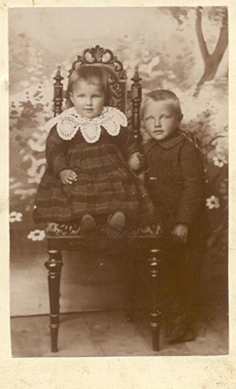 Kristine og Johannes Rosenlund.jpg - Kristine og Johannes Rosenlund. Barn til Apollonius og Marie. ca. 1902